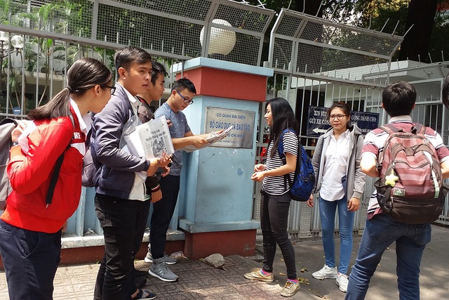Toà đình chỉ giải quyết vụ ĐH Tân Tạo kiện sinh viên đòi học bổng - 1 Sinh viên trường ĐH Tân Tạo đã chuyển trường nhiều lần đến Cơ quan đại diện Bộ GD-ĐT tại TP.HCM kêu cứu