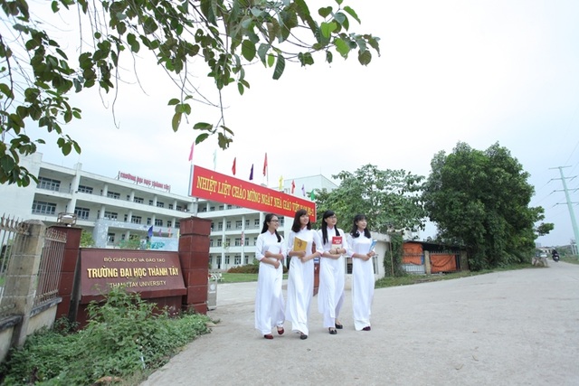 Cơ hội nào cho những sinh viên học ngành Dược? - 6 Sinh viên khoa Dược trong buổi tan trường.