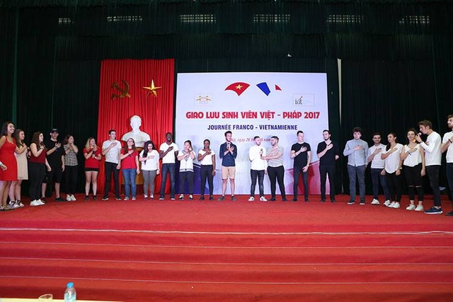 Sinh viên Việt – Pháp cuồng nhiệt trong buổi giao lưu - 1
Sinh viên Pháp biểu diễn văn nghệ trong buổi giao lưu