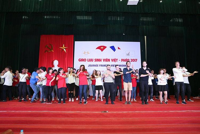 Sinh viên Việt – Pháp cuồng nhiệt trong buổi giao lưu - 4
Sinh viên trường ĐH Công nghệ Giao thông vận tải và sinh viên Pháp cuồng nhiệt trong buổi giao lưu