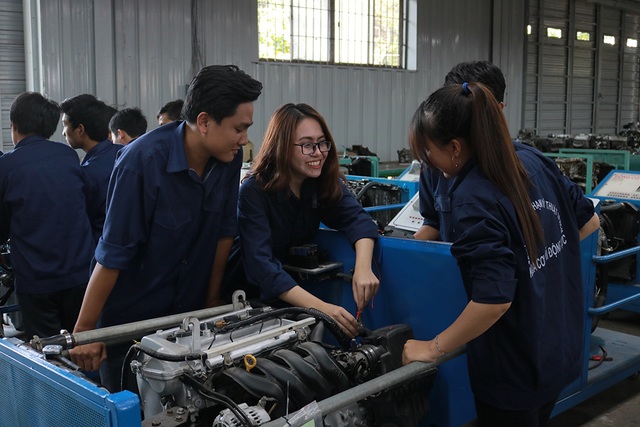ĐH Sư phạm Kỹ thuật TPHCM lộ diện thí sinh cao điểm nhất đăng ký xét tuyển - 1 Sinh viên trường ĐH Sư phạm Kỹ thuật TPHCM thực hành