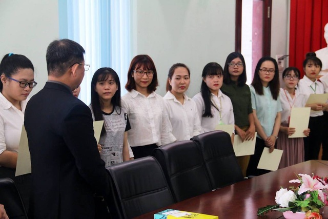 Trường đại học tư đầu tiên tuyển giảng viên quốc tế - 1 Sinh viên trường ĐH Văn Hiến nhận quyết định thực tập tại Nhật Bản
