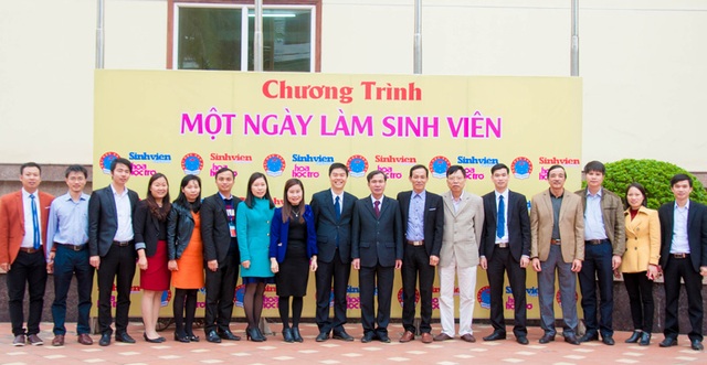 Những khoảnh khắc đáng nhớ của “Một ngày làm sinh viên” - 1
Tham dự chương trình có nhà báo Lê Thanh Hà – Phó Tổng Biên tập báo Sinh Viên Việt Nam- Hoa Học Trò; nhà giáo ưu tú, tiến sĩ Đinh Văn Nhượng – Hiệu trưởng trường Đại học Sao Đỏ cùng các thầy cô giáo trong Ban giám hiệu trường Đại học Sao Đỏ, các trường THPT…