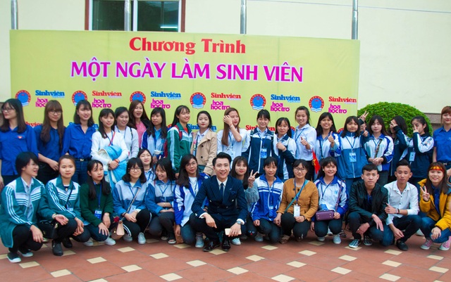 Những khoảnh khắc đáng nhớ của “Một ngày làm sinh viên” - 2
MC Hoàng Anh Duy được học sinh đặc biệt yêu mến.