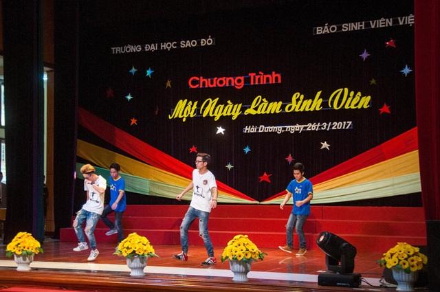 Những khoảnh khắc đáng nhớ của “Một ngày làm sinh viên” - 3
Nhiều tiết mục văn nghệ đặc sắc của các anh chị sinh viên gửi tặng các em học sinh.