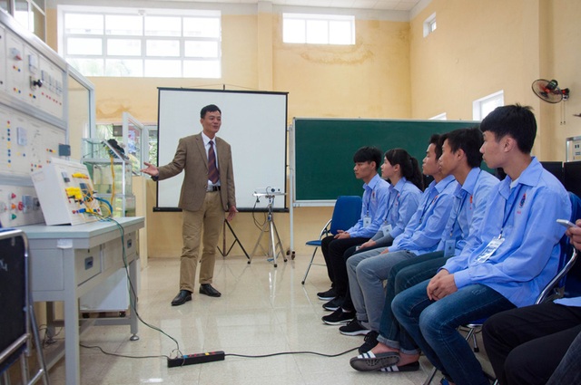 Những khoảnh khắc đáng nhớ của “Một ngày làm sinh viên” - 11
Học sinh được trải nghiệm các ngành nghề tại nhiều khoa đào tạo là thế mạnh của trường Đại học Sao Đỏ: Khoa Điện, Khoa Cơ khí, Khoa ô tô, Khoa Công nghệ may & thời trang…