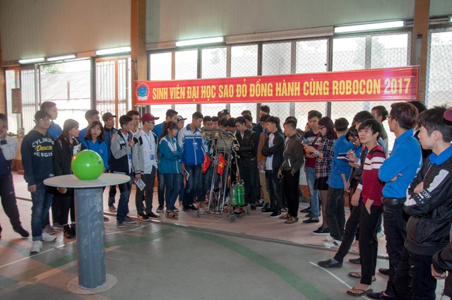 Những khoảnh khắc đáng nhớ của “Một ngày làm sinh viên” - 12
Học sinh được trải nghiệm bữa ăn sinh viên tại căng tin, được tham quan thư viện, thi đấu robocon, tham gia sàn giao dịch việc làm.