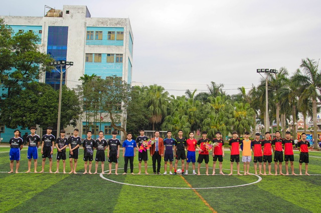 Những khoảnh khắc đáng nhớ của “Một ngày làm sinh viên” - 13
Học sinh được tham gia nhiều hoạt động TDTT: Bóng đá, bóng chuyền, cầu lông, bóng rổ…