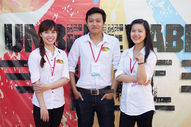 Sinh viên “hưởng lợi” với chương trình đào tạo mang “tinh thần” doanh nghiệp - 1 Trường ĐH Quốc tế Sài Gòn (SIU) luôn là môi trường năng động, tạo điều kiện cho SV phát triển các kỹ năng cá nhân - Cựu SV Hồ Trung Dũng (giữa), thành viên tích cực thường xuyên tham gia tổ chức các hoạt động của trường.
