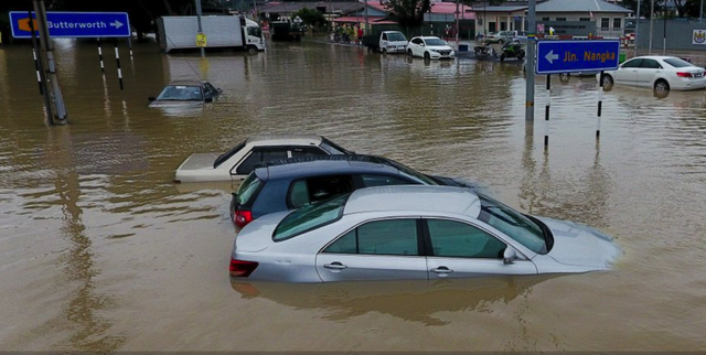 Malaysia: Xe bị ngập nước đổ về chật kín các gara ô tô - 4 Malaysia: Xe bị ngập nước đổ về chật kín các gara ô tô - 4