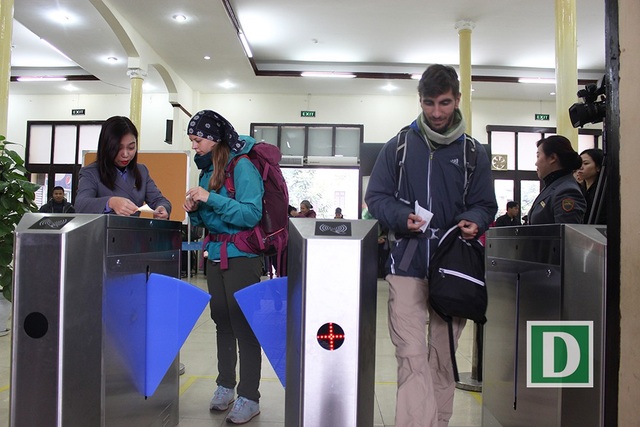 Hành khách hứng thú với cổng soát vé tự động tại ga Hà Nội - 11 Hành khách hứng thú với cổng soát vé tự động tại ga Hà Nội - 11