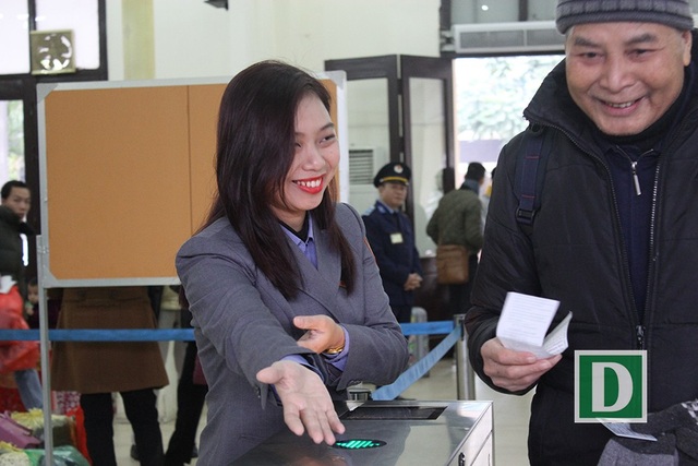Hành khách hứng thú với cổng soát vé tự động tại ga Hà Nội - 14 Hành khách hứng thú với cổng soát vé tự động tại ga Hà Nội - 14