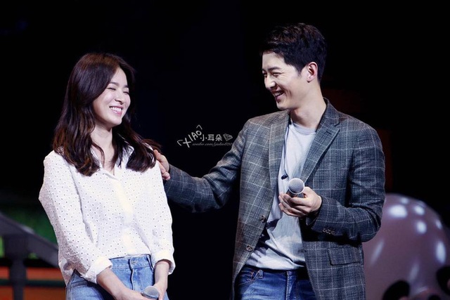 Những hình ảnh “ngọt như đường” của cặp đôi Song Hye Kyo và Song Joong Ki - 12
Dù Song Hye Kyo và Song Joong Ki đã nhận được nhiều lời chúc phúc và sự quan tâm của fan sau thông tin sắp làm đám cưới, nhưng Song Joong Ki cũng bị một số fan quay lưng. Một số fan nữ đã tuyên bố không còn yêu thích Song Joong Ki vì thần tượng dám lấy vợ. Một số poster và hình ảnh quảng cáo của anh đã bị quẳng ra bãi rác không thương tiếc.