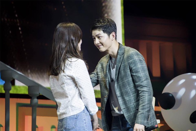Những hình ảnh “ngọt như đường” của cặp đôi Song Hye Kyo và Song Joong Ki - 8
Theo tiết lộ của bạn bè, cặp đôi hò hẹn từ trước khi bộ phim Hậu duệ Mặt trời bấm máy. Và tới mùa đông năm ngoái, Song Joong Ki đã ngỏ lời cầu hôn với bạn gái hơn anh 4 tuổi. Song Hye Kyo đã bật khóc vì hạnh phúc vào giây phút ngọt ngào này.