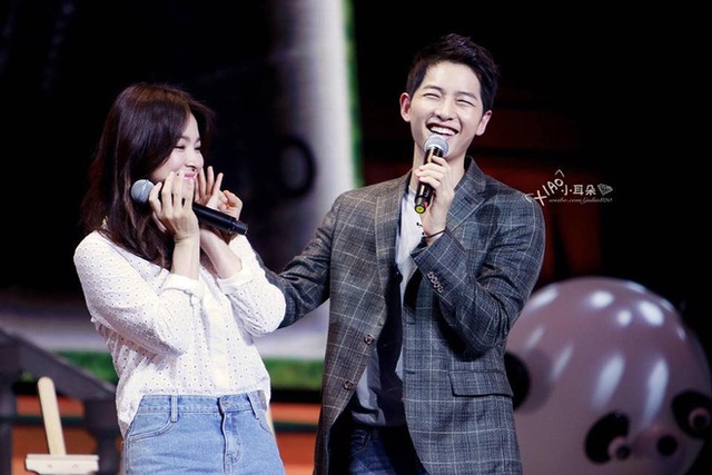 Những hình ảnh “ngọt như đường” của cặp đôi Song Hye Kyo và Song Joong Ki - 7 Những hình ảnh “ngọt như đường” của cặp đôi Song Hye Kyo và Song Joong Ki - 7