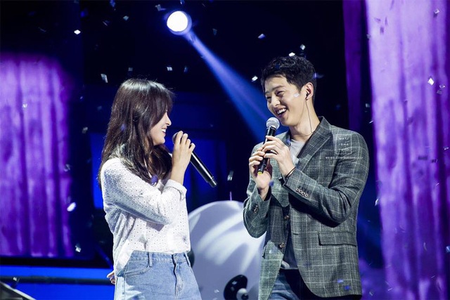 Những hình ảnh “ngọt như đường” của cặp đôi Song Hye Kyo và Song Joong Ki - 6
Đứng trên sân khấu, Song Hye Kyo và Song Joong Ki kết đôi rất ăn ý và vui vẻ. Thời điểm này, tin đồn về chuyện hai người hò hẹn bí mật cũng đã được đăng tải nhưng cả hai đều phủ nhận.