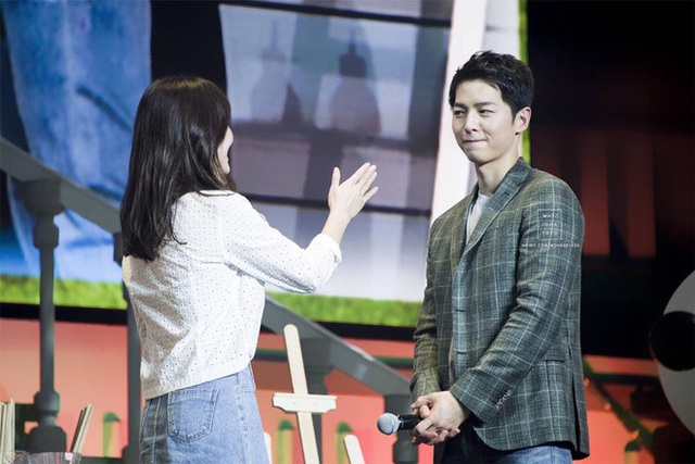 Những hình ảnh “ngọt như đường” của cặp đôi Song Hye Kyo và Song Joong Ki - 5 Những hình ảnh “ngọt như đường” của cặp đôi Song Hye Kyo và Song Joong Ki - 5