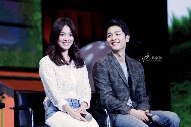 Những hình ảnh “ngọt như đường” của cặp đôi Song Hye Kyo và Song Joong Ki - 3
Mùa thu năm ngoái, cặp đôi tham dự buổi gặp gỡ fan tại Thành Đô (Trung Quốc). Hai người đã trò chuyện vui vẻ, chia sẻ những kỷ niệm trong thời gian thực hiện bộ phim Hậu duệ Mặt trời.
