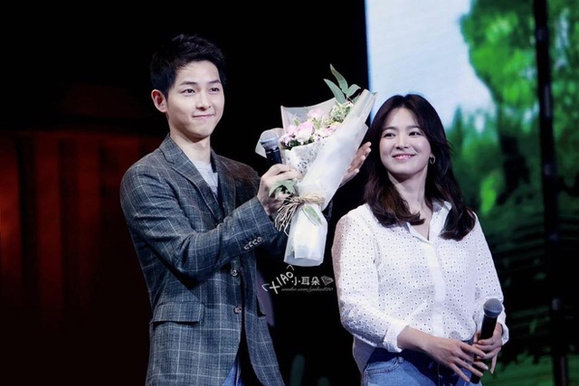 Những hình ảnh “ngọt như đường” của cặp đôi Song Hye Kyo và Song Joong Ki - 2
Song Hye Kyo và Song Joong Ki từng rất đẹp đôi trong bộ phim truyền hình nổi tiếng Hậu duệ Mặt trời thực hiện năm 2016. Sau khi bộ phim đóng máy, fan đã ủng hộ chuyện hai người trở thành người yêu nhưng cặp đôi luôn khẳng định, họ chỉ xem nhau là bạn bè, đồng nghiệp.