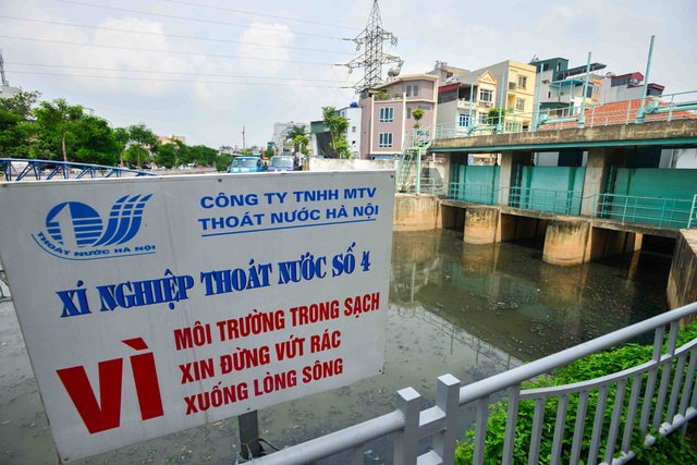 Hình ảnh những dòng sông "đen" sắp được "hồi sinh" ở Hà Nội - 13
Biển báo của Xí nghiệp Thoát nước số 4 kêu gọi người dân vì môi trường không vứt rác xuống lòng sông Lừ, đoạn qua đường Trường Chinh. Tuy nhiên, đoạn sông này vẫn luôn trong tình trạng ô nhiễm.