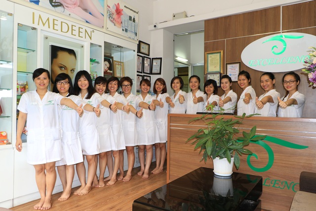 
Doanh nhân Bùi Tuyết Mai cùng nhân viên tại cơ sở Excellence Spa Hoàng Cầu, Hà Nội
