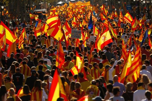 Tây Ban Nha lên kế hoạch bầu cử tại Catalonia - 1 Biểu tình phản đối Catalonia ly khai khỏi Tây Ban Nha (Ảnh: Reuters)