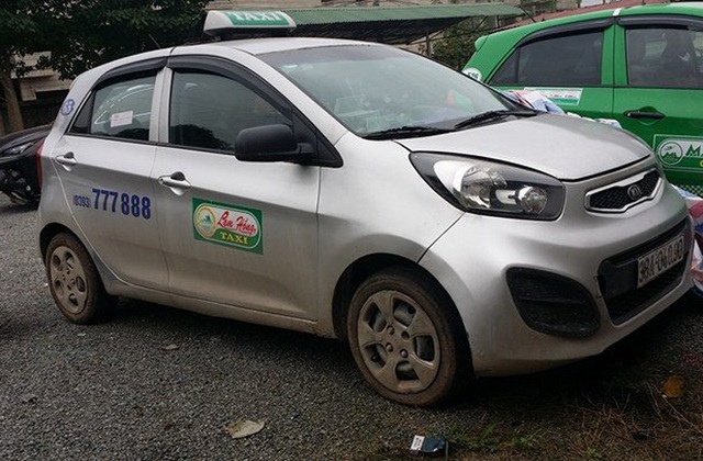 Tài xế và hãng taxi "lờ" nạn nhân sau khi gây tai nạn? - 4 Chiếc xe gây tai nạn hiện đang bị Công an TP Hà Tĩnh tạm giữ để phục vụ công tác điều tra.