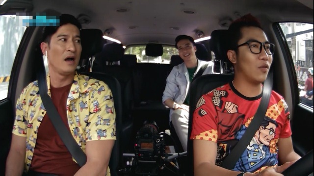 ST ấp úng đánh trống lảng về nghi án cặp kè Ninh Dương Lan Ngọc - 1 Là khách mời tham gia talkshow “Taxi show”, sau khi cùng nhau trải qua trò chơi khởi động, ST bắt đầu chia sẻ những câu chuyện về đời về nghề cùng Huy Khánh và Hoàng Rapper.