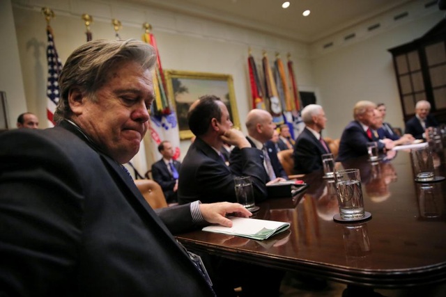 Lộ diện "cánh tay phải" của Tổng thống Trump - 2
Ông Bannon được cho là dùng Breitbart News để truyền bá những luồng quan điểm mang màu sắc dân tộc chủ nghĩa đang hình thành trong một số cộng đồng cử tri Mỹ.
