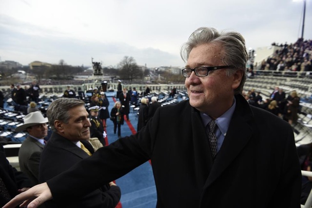 Lộ diện "cánh tay phải" của Tổng thống Trump - 4
Ngay từ những ngày đầu, ông Bannon đã bắt tay xây dựng hình ảnh ông Trump theo một cách khác biệt.