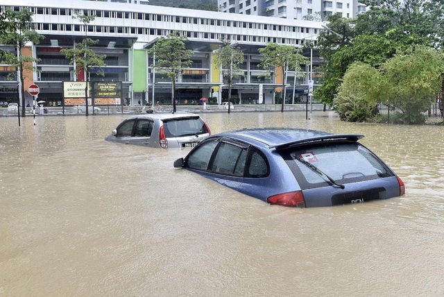 Malaysia: Xe bị ngập nước đổ về chật kín các gara ô tô - 3 Malaysia: Xe bị ngập nước đổ về chật kín các gara ô tô - 3