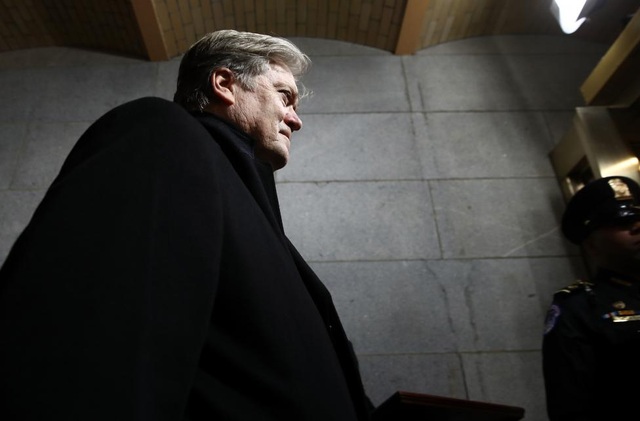 Lộ diện "cánh tay phải" của Tổng thống Trump - 1
Ông Bannon nguyên là chủ tịch điều hành của Breitbart News, trang tin được đánh giá có quan điểm bảo thủ vượt xa Fox News.