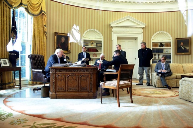 Lộ diện "cánh tay phải" của Tổng thống Trump - 5
Ông Bannon bị coi là ông trùm chống toàn cầu hóa và điều này cũng thể hiện rõ khi ông điều hành Breitbart News cũng như khi cố vấn chính sách cho Tổng thống Trump. Giữ đúng cam kết trong chiến dịch tranh cử, Tổng thống Trump ngay sau khi nhậm chức đã ký sắc lệnh rút khỏi đàm phán Hiệp định đối tác xuyên Thái Bình Dương, yêu cầu đàm phán lại Hiệp định thương mại tự do Bắc Mỹ (NAFTA).
