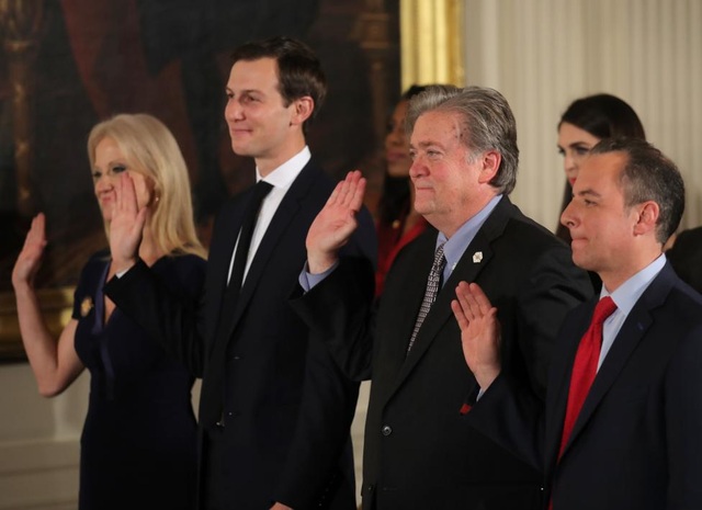 Lộ diện "cánh tay phải" của Tổng thống Trump - 8
Ông là một trong những cố vấn cấp cao cho Tổng thống Trump, cùng với con rể của ông Trump là Jared Kushner.