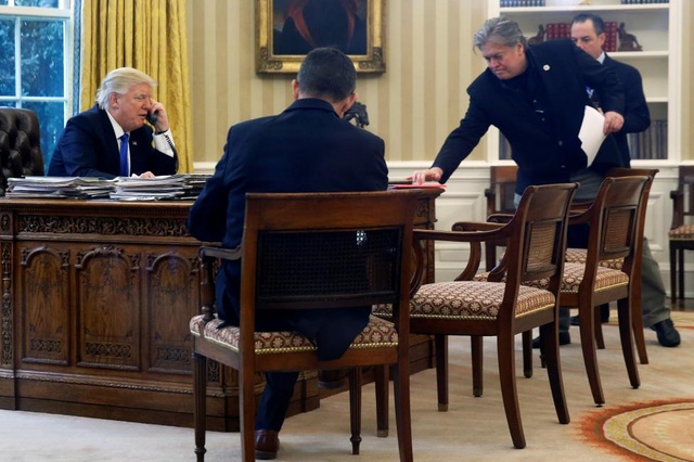 Lộ diện "cánh tay phải" của Tổng thống Trump - 9
Ông Bannon luôn bên cạnh ông Trump trong những ngày đầu nhiệm sở.