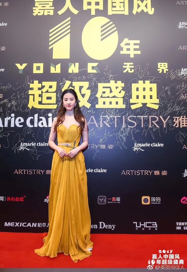 Lưu Diệc Phi đọ sắc cùng Dương Mịch, Angelababy - 2
Nữ diễn viên xinh đẹp diện đầm vàng khoe làn dan trắng nõn.