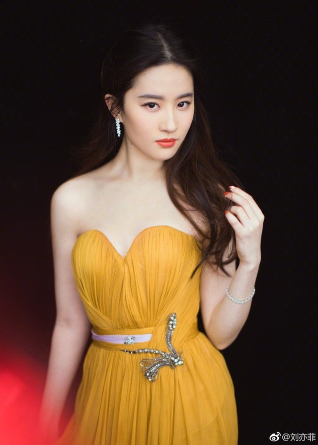 Lưu Diệc Phi đọ sắc cùng Dương Mịch, Angelababy - 3
Lưu Diệc Phi mới được chọn vào vai Hoa Mộc Lan trong bộ phim điện ảnh cùng tên của Hollywood sau khi đánh bại hơn 1000 ứng viên khác.