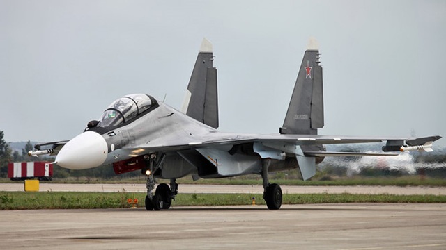Dàn máy bay chiến đấu của Nga "làm mưa làm gió" trên chiến trường Syria - 4
Su-30, được NATO gọi là Flanker-C, là máy bay chiến đấu đa năng 2 động cơ có tính cơ động cao. Su-30 được coi là đối thủ trực tiếp của máy bay chiến đấu F-15E Strike Eagle của Mỹ. Su-30 có tầm xa 2.993km, và có thể tăng lên nếu được tiếp nhiên liệu giữa chừng từ máy bay II-78. Su-30 có thể chở 8,8 tấn vũ khí và tốc độ tối đa là 2.470km/h. (Ảnh: Reuters)