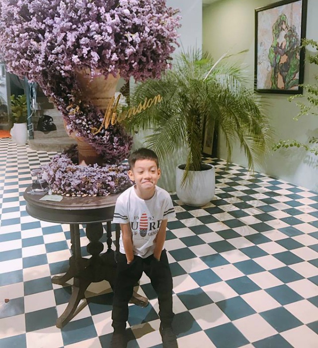 Hari Won - Trấn Thành kỷ niệm 500 ngày yêu; Hà Hồ trở lại làm người mẫu - 13 Subeo được mẹ Hà dẫn cửa hàng hoa để chuẩn bị cho ngày sinh nhật sắp tới. Hà Hồ chia sẻ: “Cậu ghé qua công ty của mẹ để đặt tiệc sinh nhật sắp tới của cậu. Yêu cầu nhức cả đầu!”