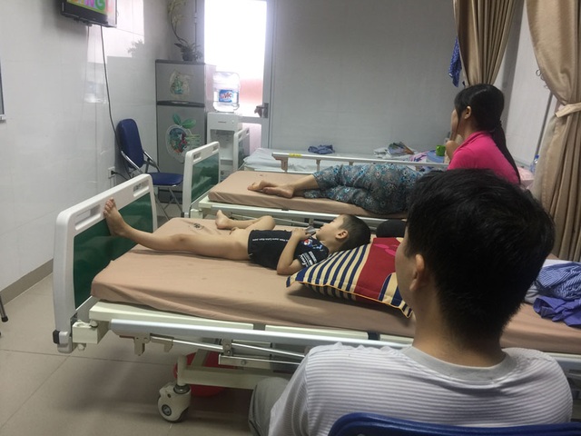 Vụ trẻ mắc sùi mào gà sau chữa hẹp bao quy đầu: Tăng vọt thêm 22 bệnh nhi - 1
3 giường bệnh đều kín bệnh nhi mắc sùi mào gà đến từ Hưng Yên (Ảnh: Nhân Hà)
