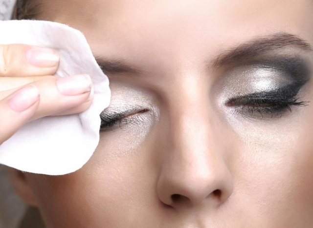Tẩy trang đúng cách cho mắt có thể giúp ngăn ngừa viêm bờ mi và các tình trạng bệnh gây sưng mi mắt.