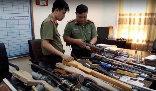 Triệt phá đường dây mua bán linh kiện súng tự chế từ Nam ra Bắc - 1 Cơ quan An ninh thu giữ súng tự chế của các đối tượng