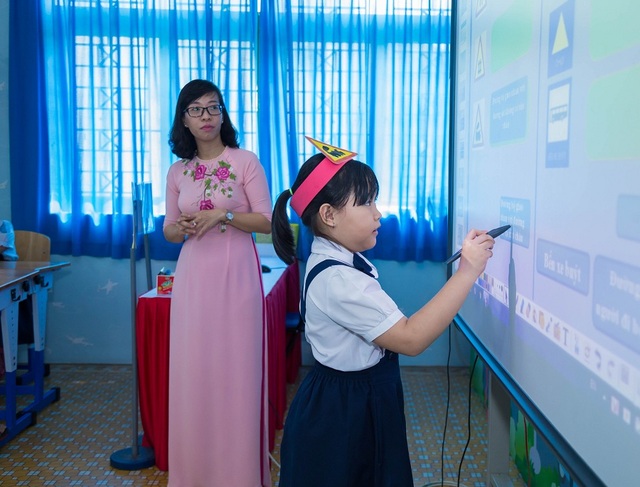 Giáo viên nhắn tin “OK” trả lời phụ huynh gây tranh cãi - 2 Tác phong, lời ăn tiếng nói của giáo viên thường được mọi người quan tâm, chú ý (Ảnh minh họa)