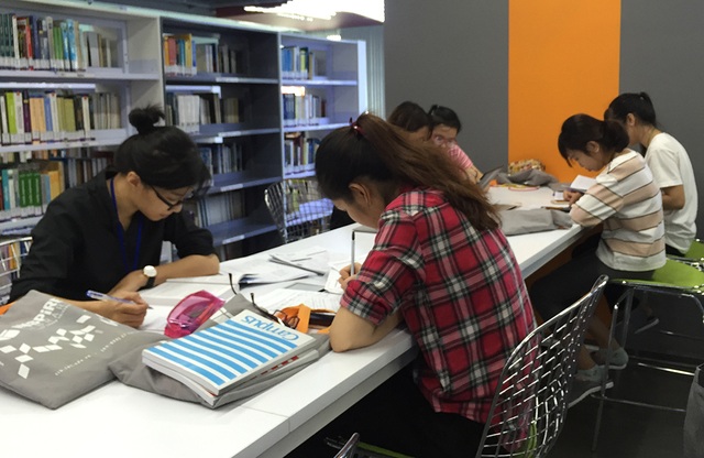 Quy định mới về mở ngành đào tạo, đình chỉ tuyển sinh trình độ đại học - 2 Sinh viên một trường ĐH tại TP.HCM đang học tại thư viện