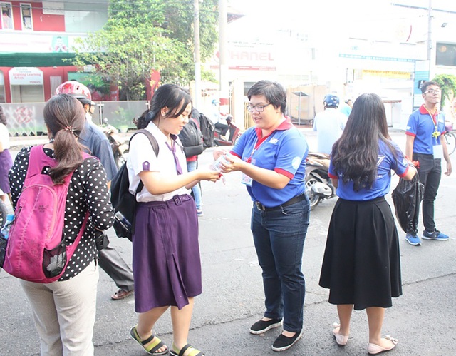 Tặng đậu đỏ mong vận may tới thí sinh - 1 Nhận món quà trao tay, nhiều thí sinh bất ngờ và cảm thấy xúc động trước khi vào đợt thi quan trọng