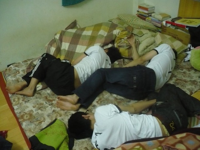 “Bão” nhậu “táp” phòng trọ sinh viên - 2
Đang độ tuổi tươi trẻ, khỏe khoắn nhất của cuộc đời nhưng nhiều sinh viên đã bê bối vì bia rượu