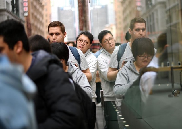 Chen chân xếp hàng khắp nơi trên thế giới trong ngày mở bán iPhone X - 1 Apple Store tại Sydney, Úc thu hút đám đông đứng xếp hàng do là nơi đầu tiên mở bán iPhone trên thế giới dựa trên chênh lệch múi giờ.