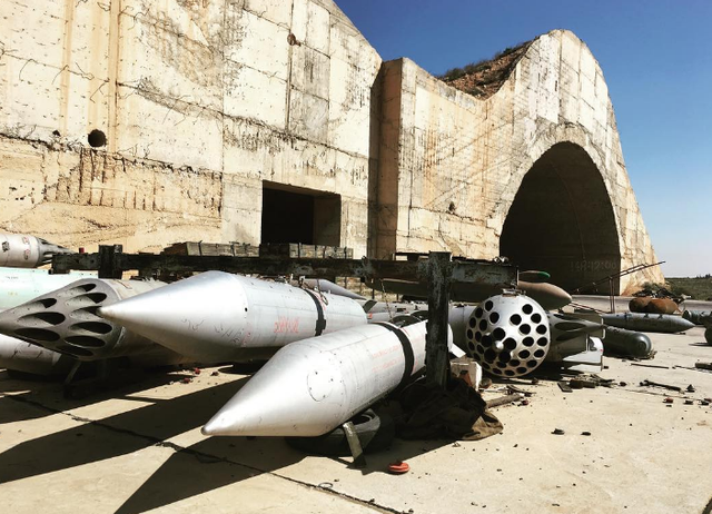 Những hình ảnh đầu tiên về căn cứ Syria bị Mỹ tấn công - 4
Quân đội Syria được cho là đã di dời binh sĩ và nhiều trang thiết bị tại căn cứ Shayrat trước đợt tấn công. (Ảnh: RT)