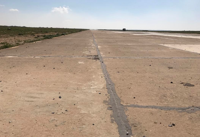 Những hình ảnh đầu tiên về căn cứ Syria bị Mỹ tấn công - 3
Đường băng ở Shayrat được cho là cũng bị hư hại. (Ảnh:RT)