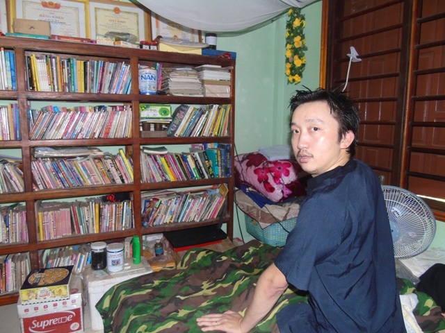 Thư viện miễn phí của chàng trai bị liệt nửa người - 2
Với tấm lòng dành cho các học sinh nghèo tại địa phương, Khoa đã quyên góp tiền, sách báo cũ để xây dựng 1 thư viện mini ngay tại nhà và 10 tủ sách khác tại trường tiểu học và THCS Quảng Trường.